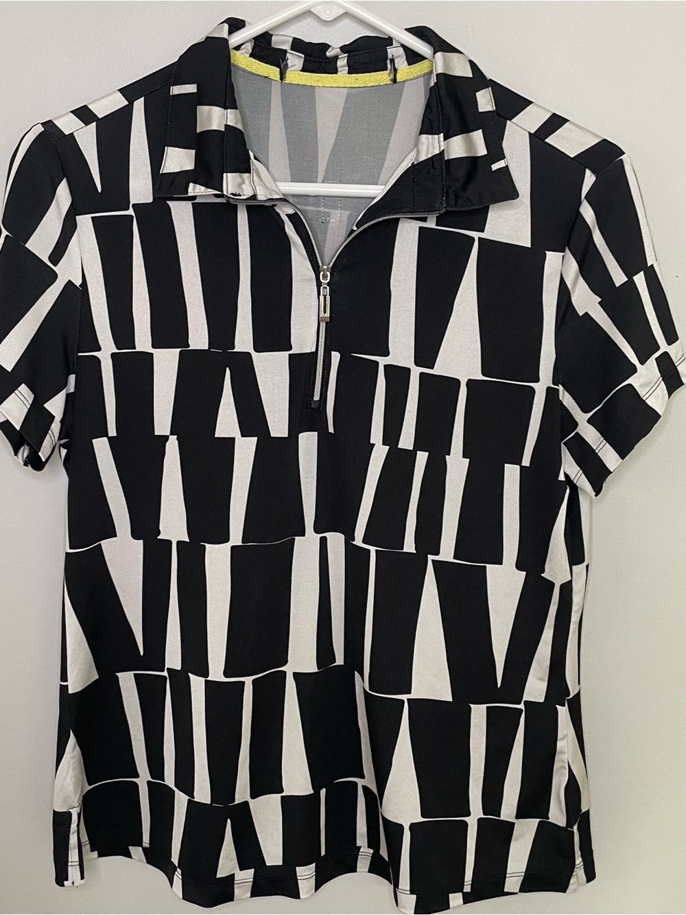 Women’s Black & White Geometric Zip Polo Golf Top Short Sleeve